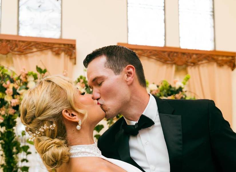 Fabiola junto a su esposo en la ceremonia nupcial.