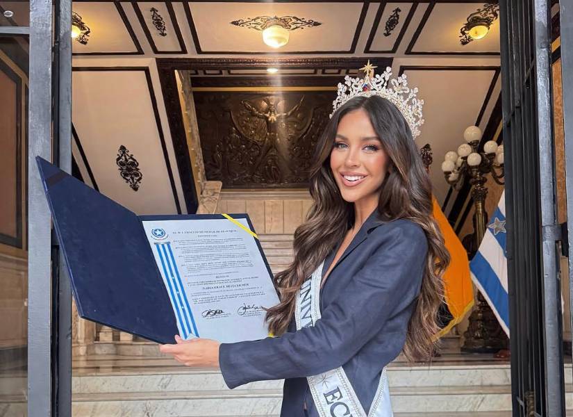 Nadia Mejía recibiendo el cargo honorífico.