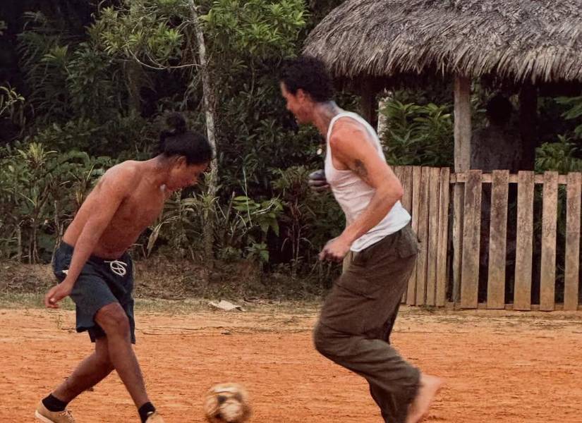Shawn Mendes jugando al fútbol.
