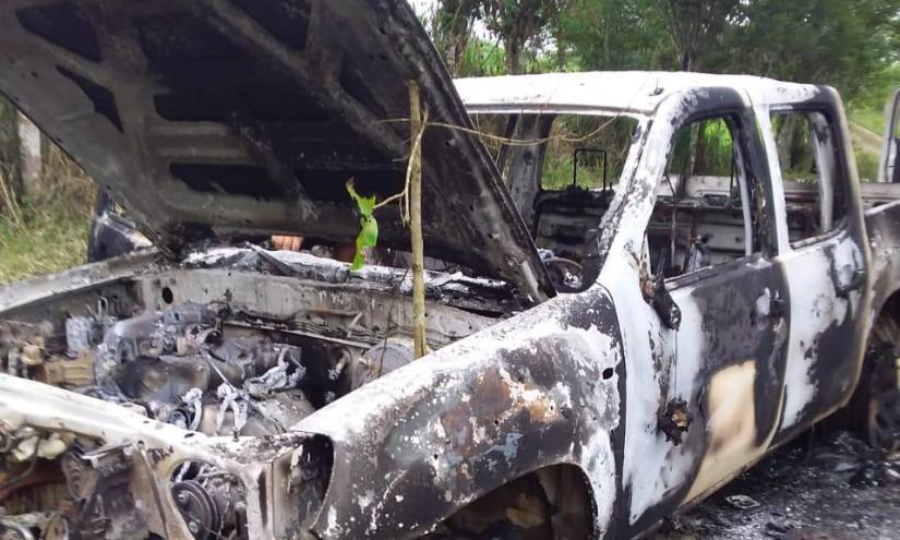 Además de los cuerpos, quemaron la camioneta en la que se movilizaban.
