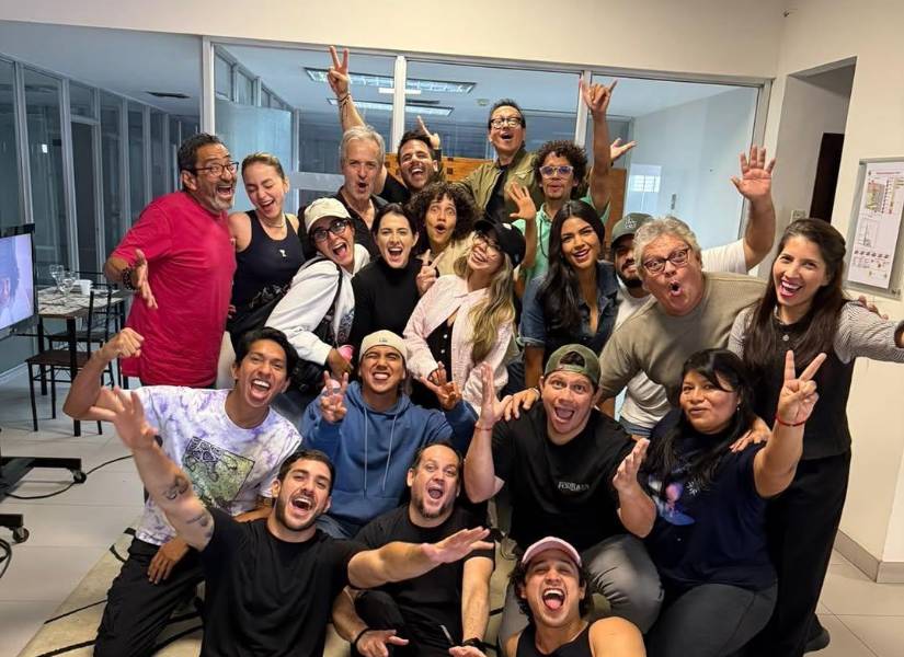 Parte del elenco de El Cholito en uno de los talleres de preparación.