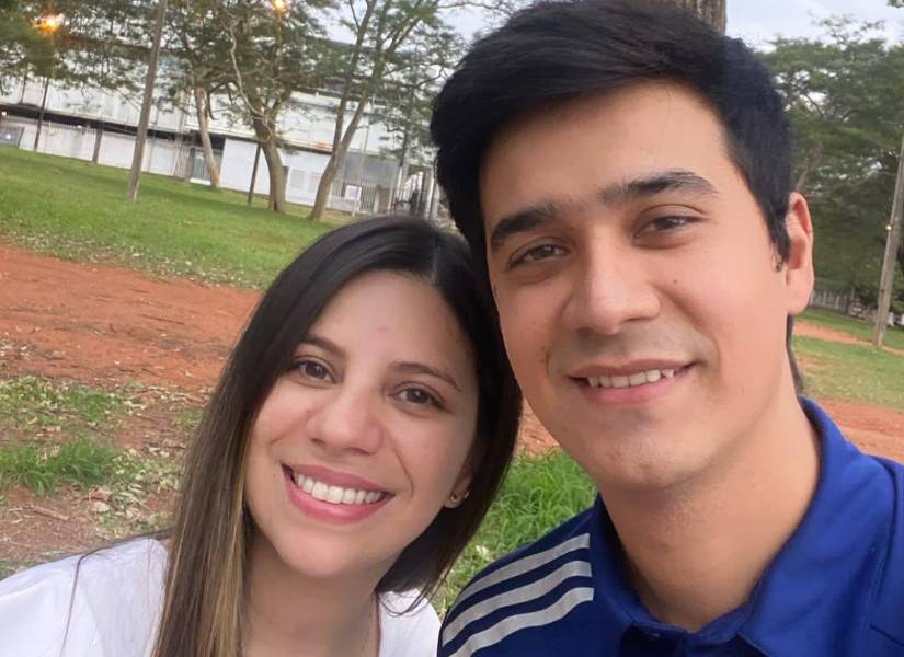 Fernanda Robles junto a William Emery.