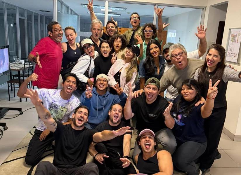 Parte del elenco de Los García junto con el personal detrás de cámaras.