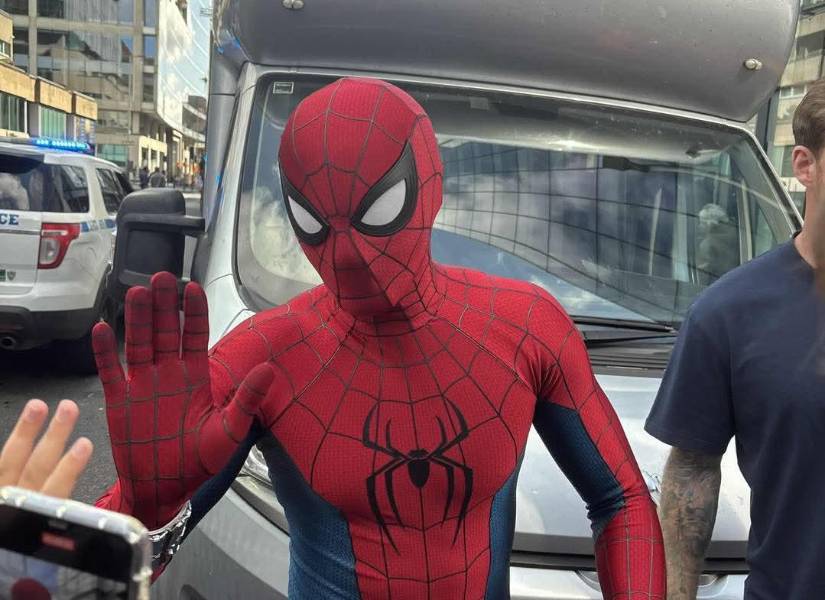 Tom Holland saludando a fanáticos en Glasgow.