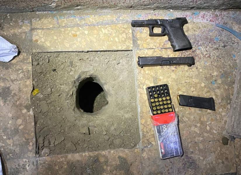 La Policía halló un arma de fuego, una alimentadora y 35 municiones ocultas bajo el piso de una celda.