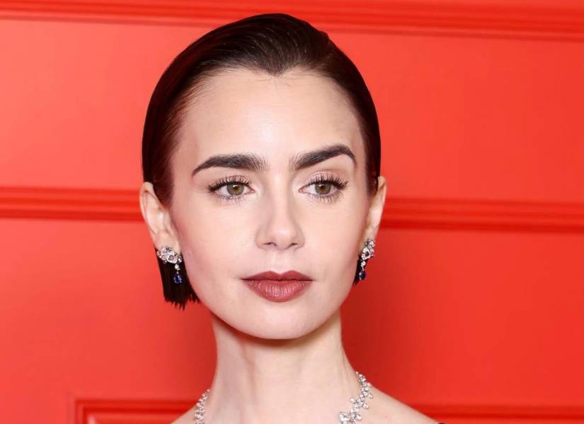Lily Collins luciendo su nuevo look en la premier de Emily en París 5.