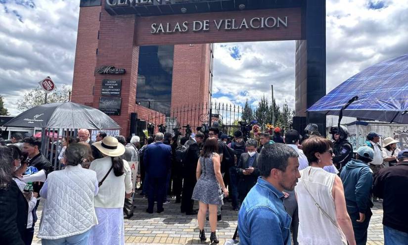 Ambiente en los exteriores del velatorio.