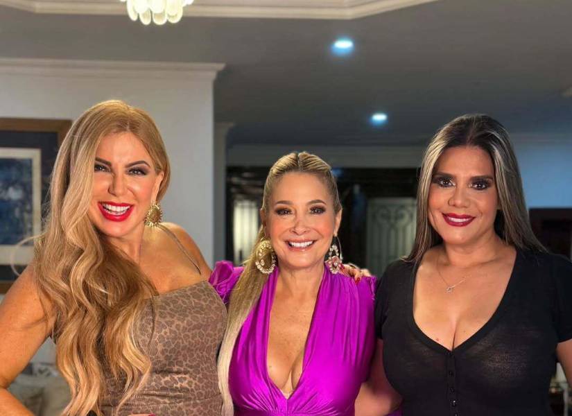 Mariela Viteri, Marián Sabaté y Sofía Caiche.