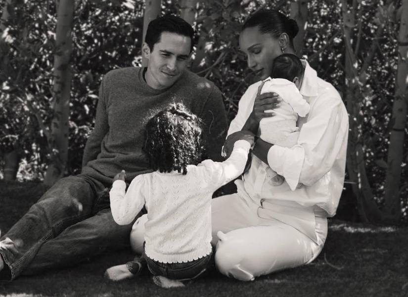 Jasmine Tookes y sus dos hijos.