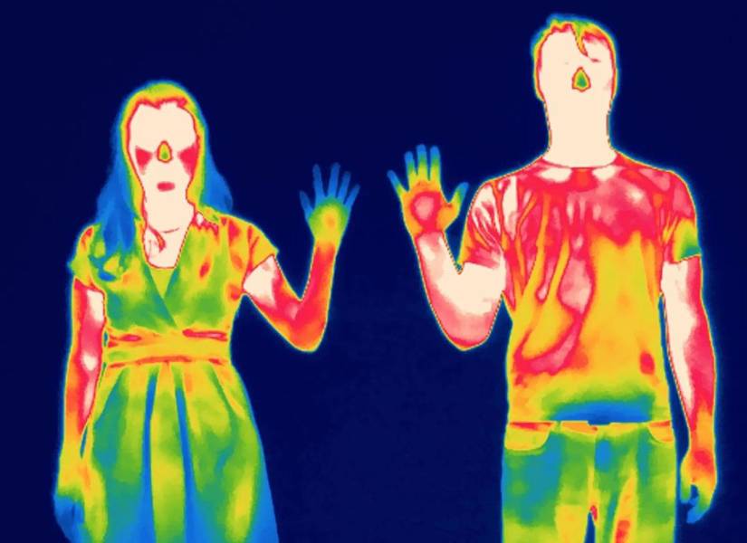 Como muestra esta fotografía térmica, la mano de una mujer aparece más fría que la de un hombre. Los estudios indican que esta diferencia se debe más a la composición corporal que al sexo biológico​​