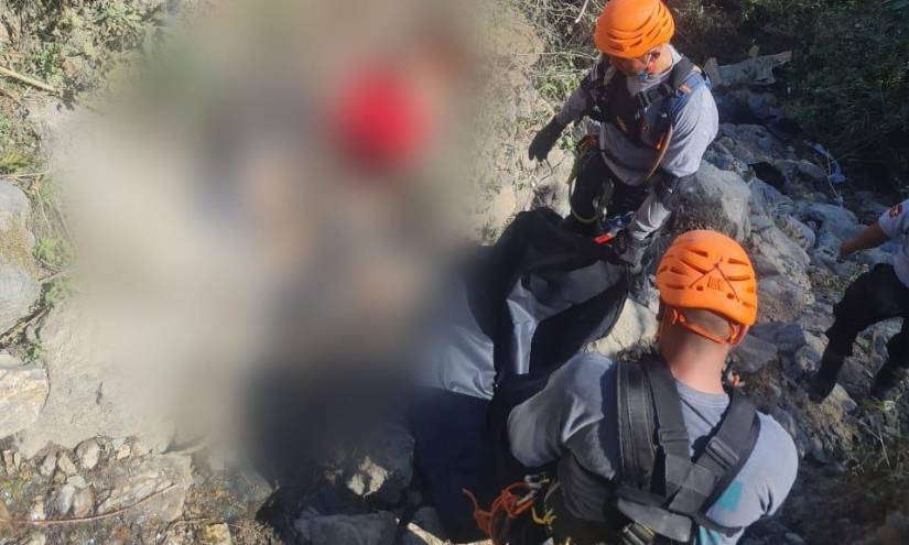 Rescatistas cerca de un cadáver tras el accidente del bus.