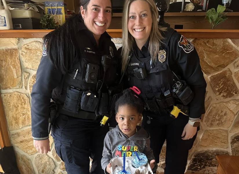 Policía de Wisconsin compartiendo helados con el niño.