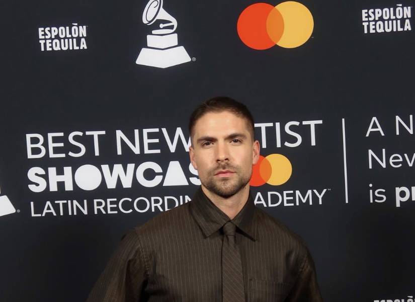 El cantante ecuatoriano eligió un diseño del otavaleño Neithan Herbert para la noche de los Latin Grammy 2025.