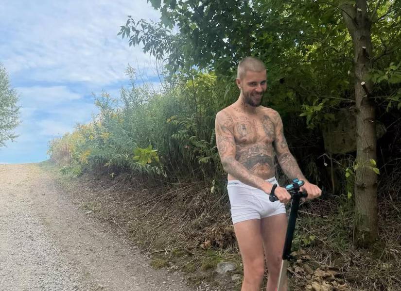 Justin Bieber en monopatín.