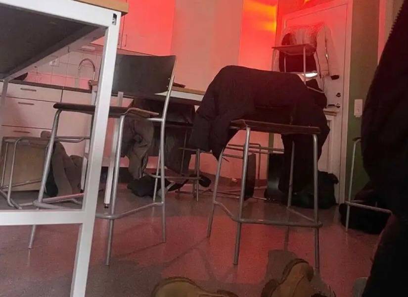 Alumnos en su aula de escuela, en pleno tiroteo.