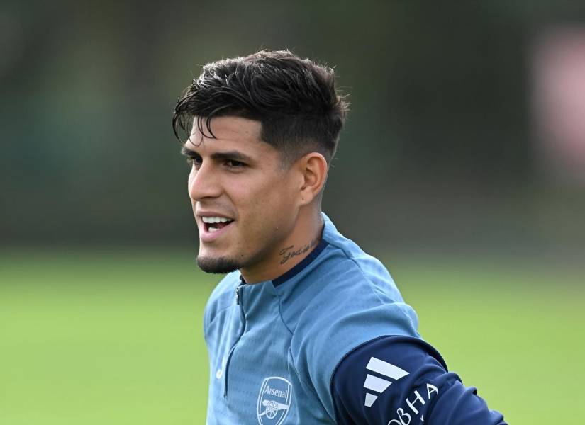 Piero Hincapié en un entrenamiento con el Arsenal