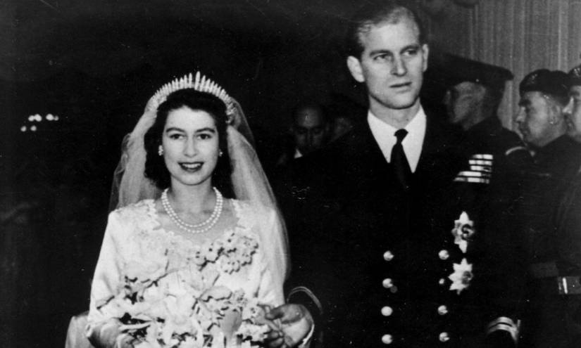 La princesa Isabel sale de la Abadía de Westminster en Londres con su esposo, el duque de Edimburgo, tras su boda el 20 de noviembre de 1947. (Foto AP, archivo)