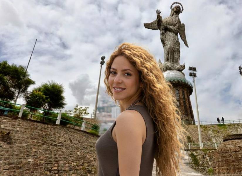 Shakira en al lado de la Virgen del Panecillo
