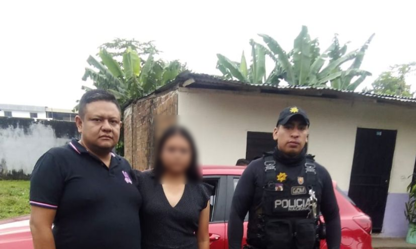 Imagen de la niña liberada tras un secuestro junto a la Policía Nacional.