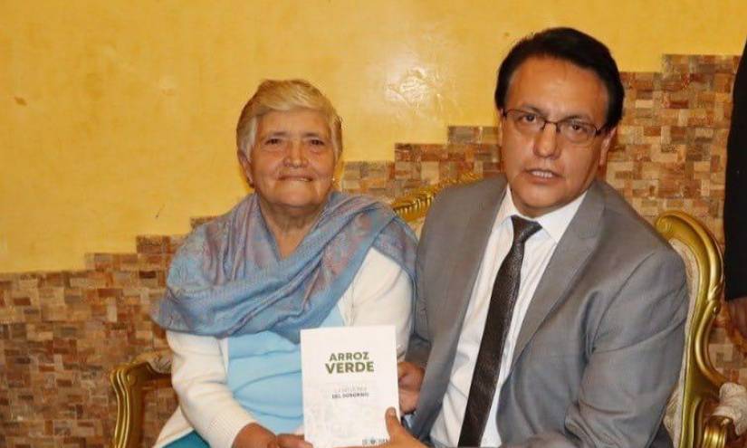 Gloria Valencia junto a su hijo con una copia del libro 'Arroz Verde'.