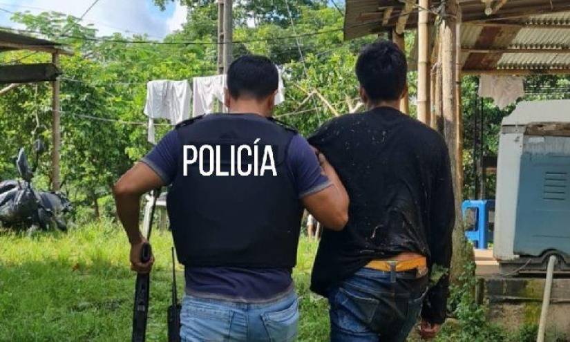 La Policía capturó a un asaltante de banco y mató a otro en El Empalme, Guayas.