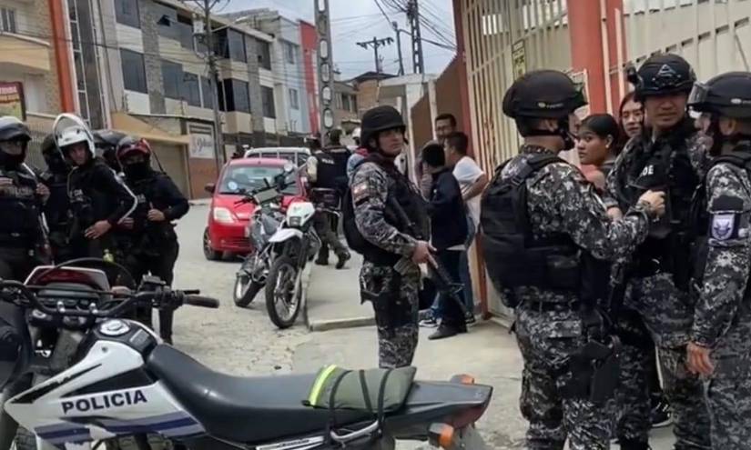 Policías resguardan la zona.