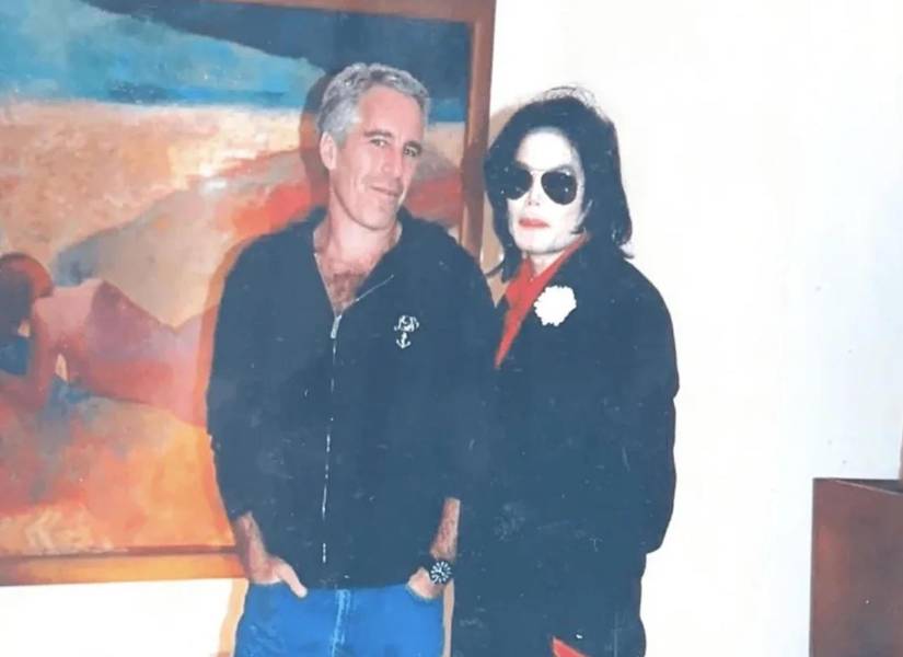 Fotografía sin fecha específica de toma dentro de los archivos del caso del pederasta Jeffrey Epstein donde aparece posando junto al cantante Michael Jackson.