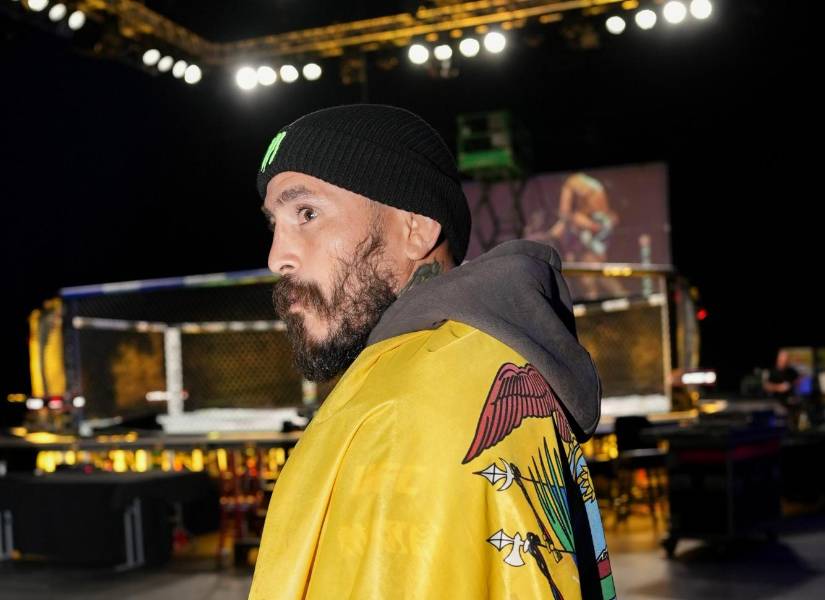 Marlon Chito Vera con la bandera de Ecuador previo a su combate con Aiemann Zahabi