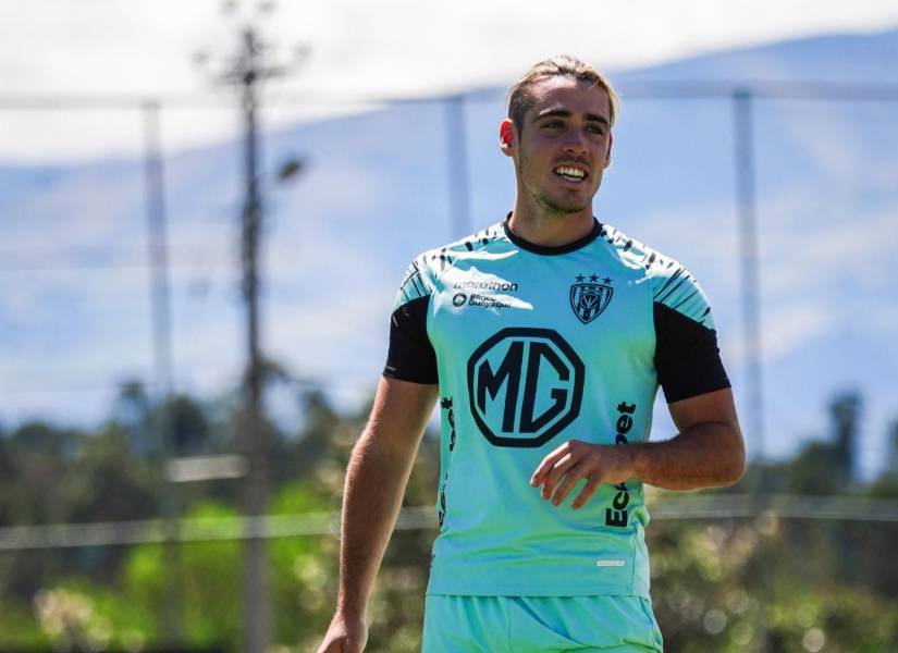 El delantero argentino, Claudio Spinelli, en un entrenamiento con Independiente del Valle