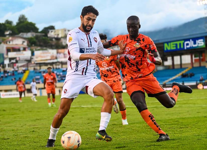 El delantero de Liga de Quito, Jeison Medina, disputa el balón contra Orlin Quiñónez, defensa de Libertad por la fecha nueve del primer hexagonal de la LigaPro