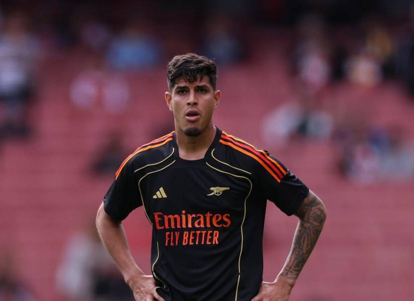 Piero Hincapié disputó sus primeros minutos con el Arsenal en la Premier League.