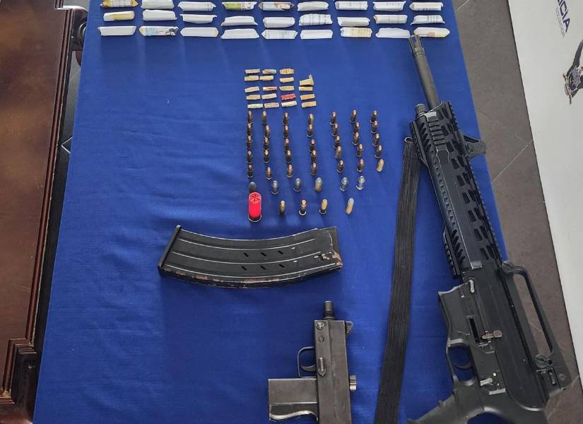 En esta intervención encontraron además un fusil, una subametralladora, municiones, droga, entre otros indicios.