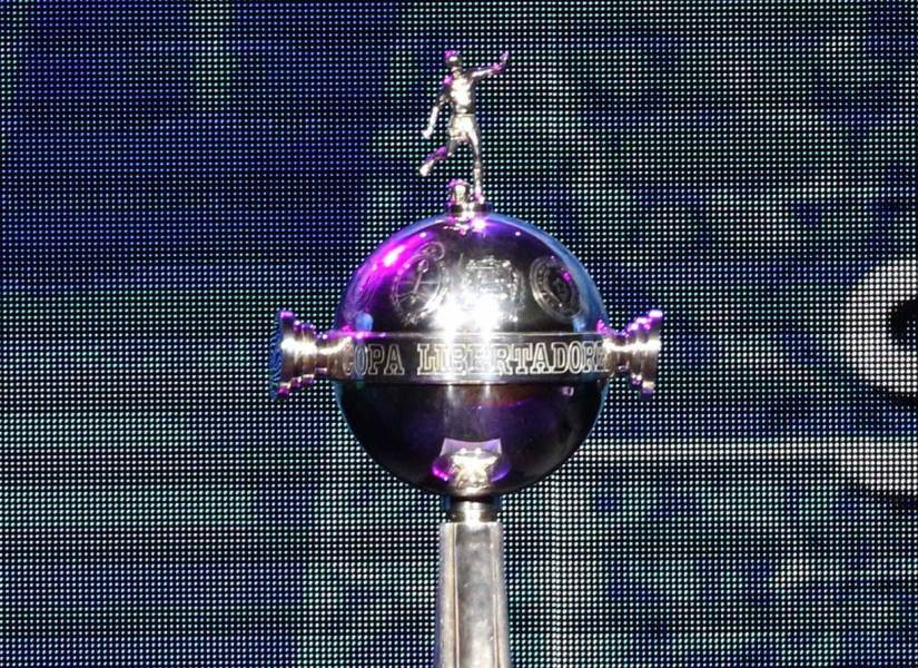 Fotografía del trofeo de la Copa Libertadores.