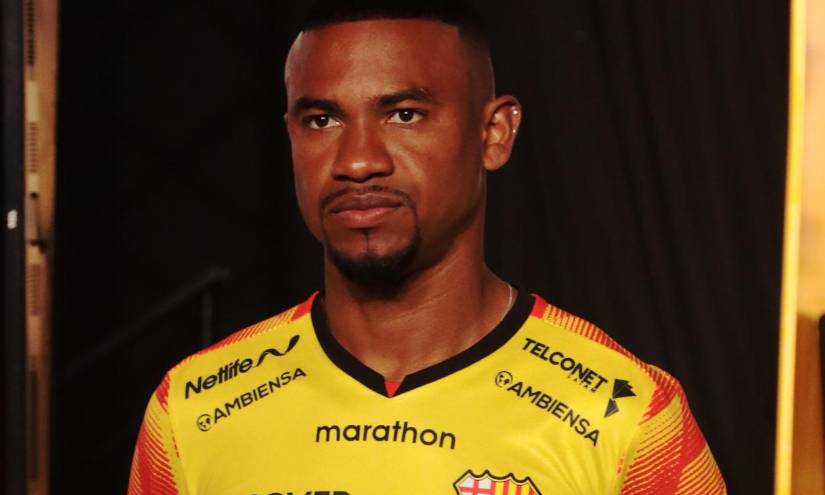 Dixon Arroyo con la nueva camiseta de Barcelona SC.