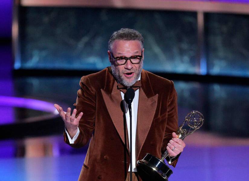 Seth Rogen recibe el premio a mejor actor en serie de comedia.