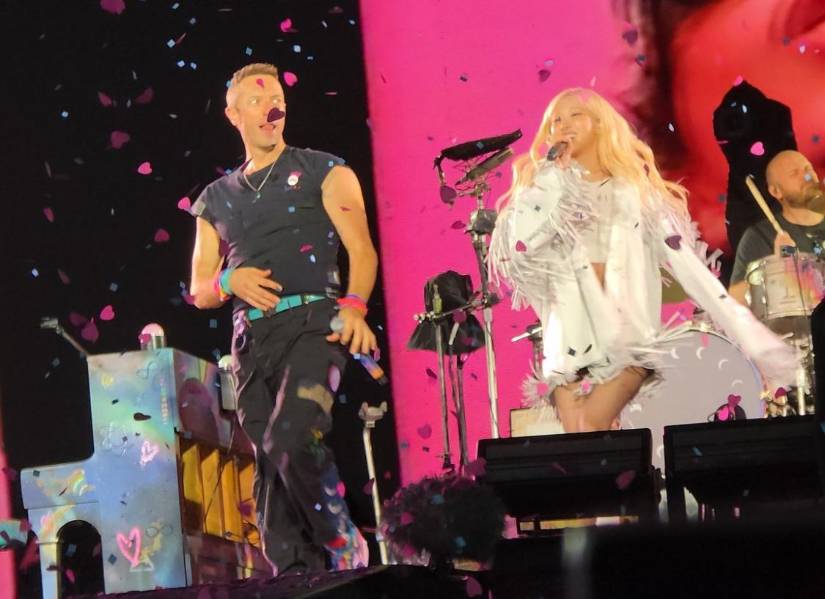 Chris Martin y Rosé interpretando APT.