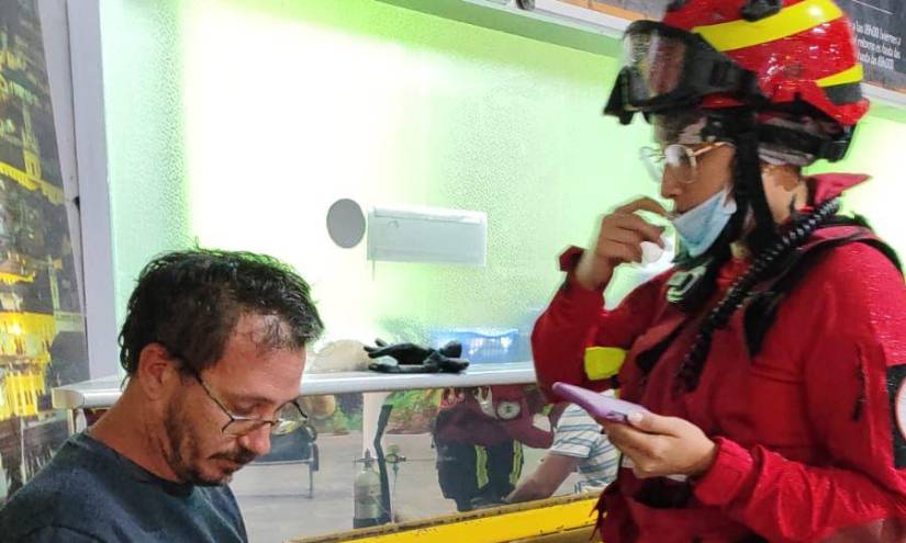 Una de las personas rescatadas por los bomberos, la tarde de hoy.