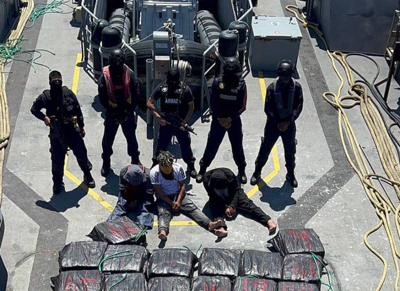 Imagen de sujetos capturados en altamar por la Policía Nacional.