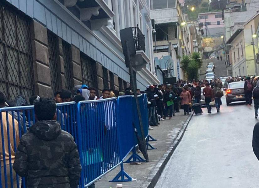 Una larga de fila de personas se formó en la calle Briceño, junto al edificio de la Dirmov.