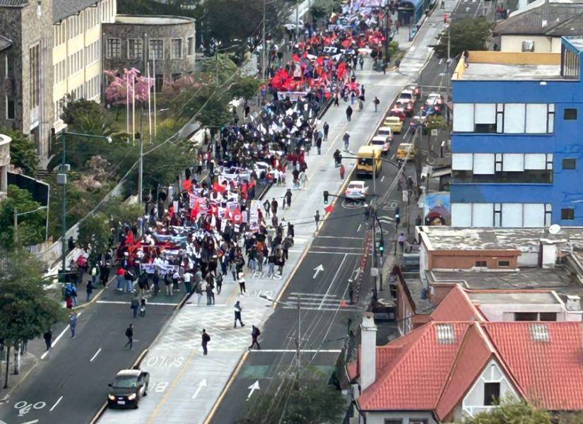 Cientos de personas en la marcha, en la 6 de Diciembre y Veintimilla.