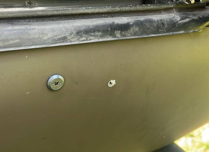Imagen de un impacto de las balas debajo de una de las puertas de acceso al helicóptero militar, atacado en San Lorenzo, Esmeraldas.