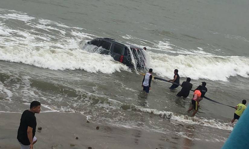 Carro de alta gama quedó sumergido en la playa de Bahía de Caráquez, en Manabí