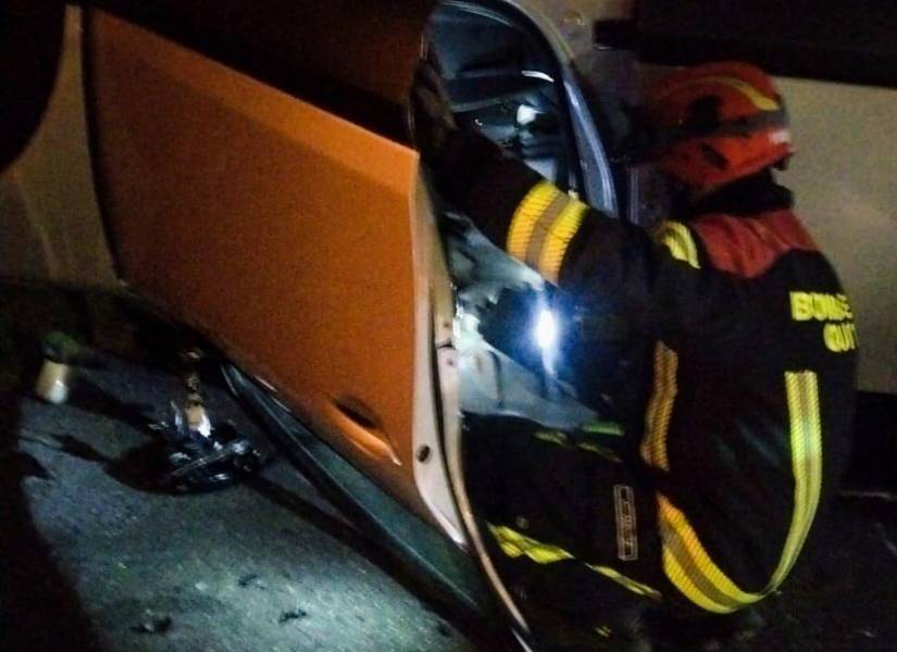 Uno de los bomberos atendió la emergencia en las avenidas Edmundo Carvajal y Brasil, norte de Quito.