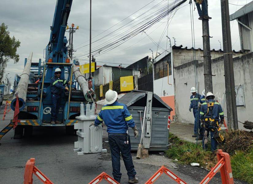Imagen referencial de trabajos de mantenimiento de luminarias, en Quito.