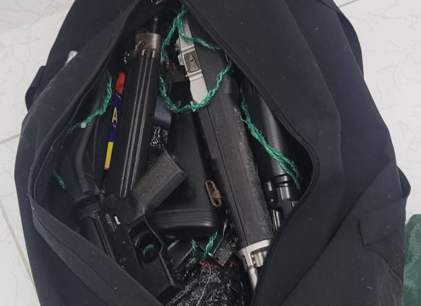 Las armas estaban ocultas en un bolso negro, mientras que las municiones fueron halladas dentro de un saco.