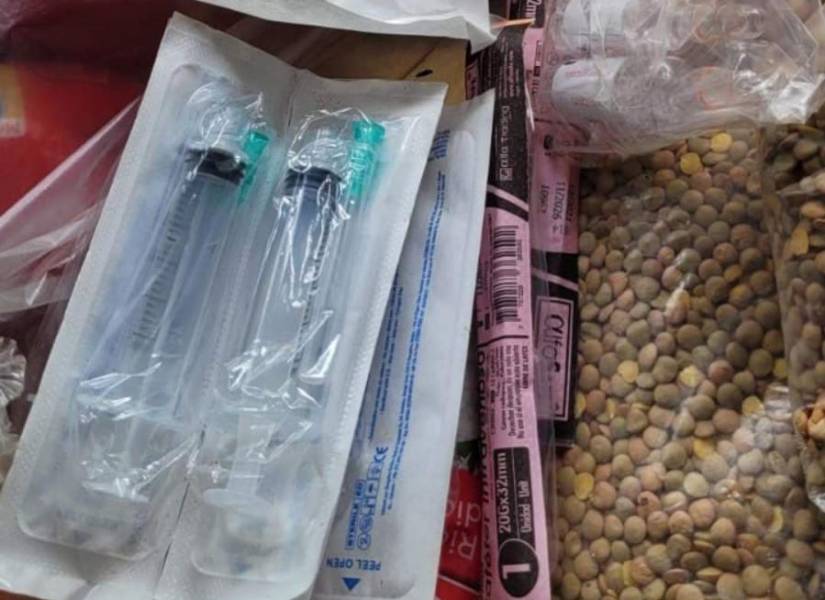 Dentro de las casas había dos armas de fuego, municiones, prendas militares e insumos médicos.