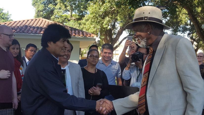 Morgan Freeman rueda en pueblos indígenas de Bolivia y visita a Evo Morales