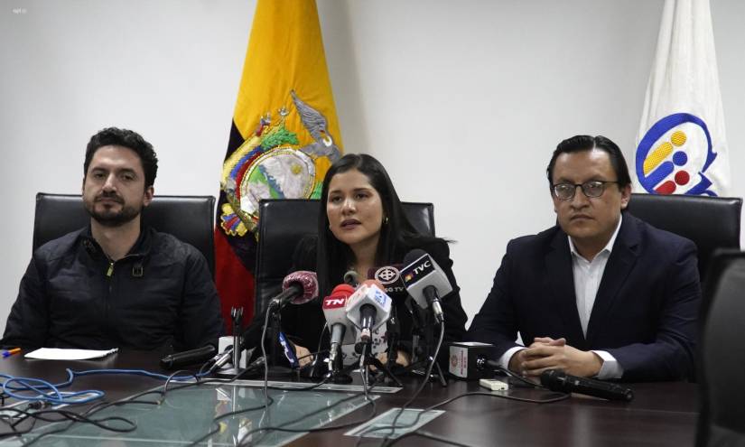 Quito, 10 de febrero e 2022. Rueda de prensa por parte de Sofía Almeida(c), para hablar sobre su situación en el cargo. API/Juan Ruiz CÓNDOR