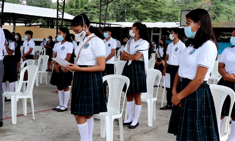 Estudiantes inician clases en el Colegio de Bachillerato de Macas.
