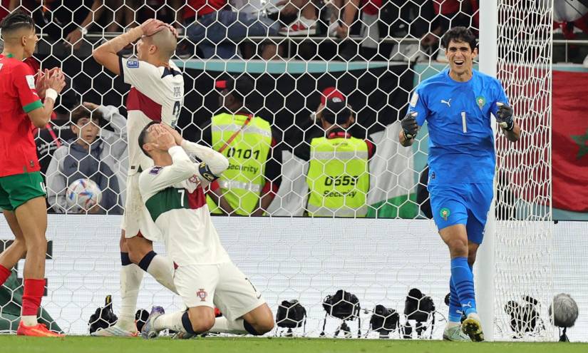 La tristeza de Crtistiano Ronaldo en contraste con la alegría de los jugadores de Mrruecos por su paso a las semifinales del Mundial Qatar 2022.